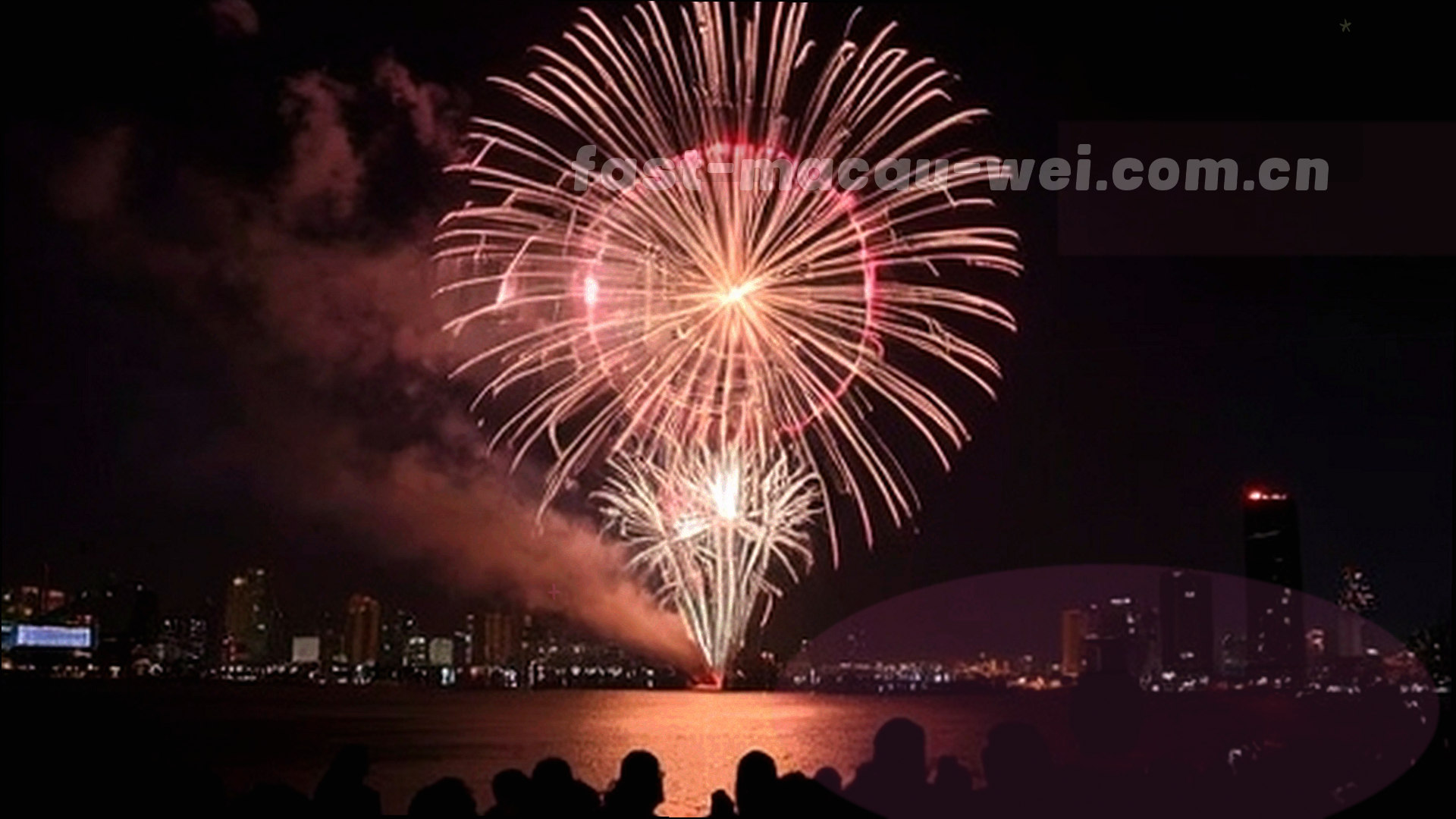 夜间霓虹灯带与信号灯交错的口岸街景，光线带轻微长曝光拖影