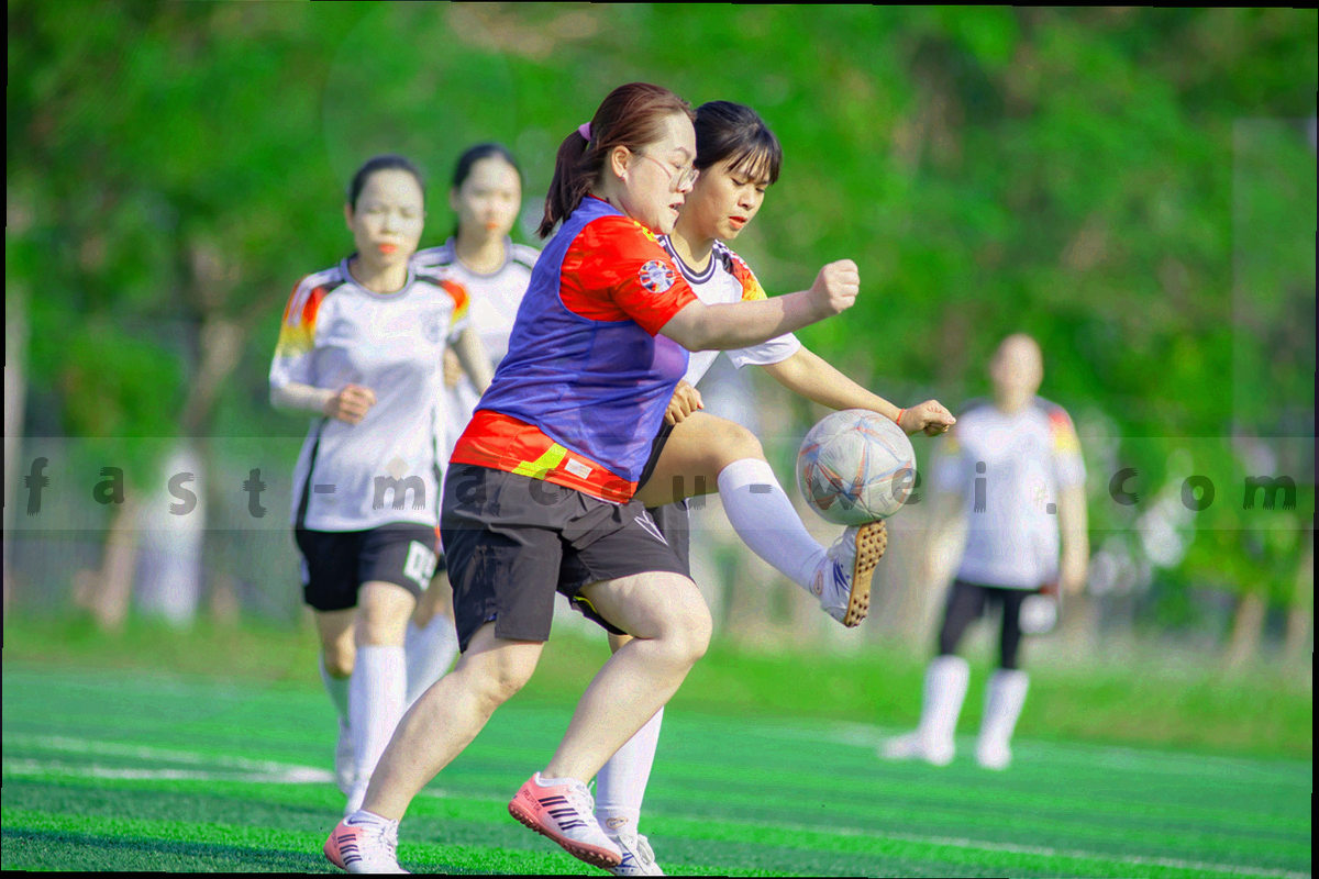 抽象面板图形，多组席位方块按层级排列并带状态指示，表现企业席位分层管理